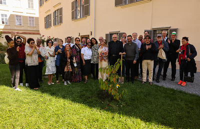 Als Zeichen der Verbundenheit und in der Hoffnung auf ein gutes Gedeihen der Diözesanpartnerschaft wurde gemeinsam ein Pfirsichbaum im Bischofsgarten gepflanzt.